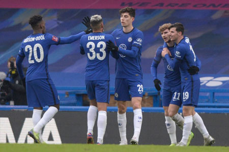 NBA尼克斯vs快船：唐斯佩恩首节“冲锋”，哈登伦纳德逆转战局，快船客胜尼克斯