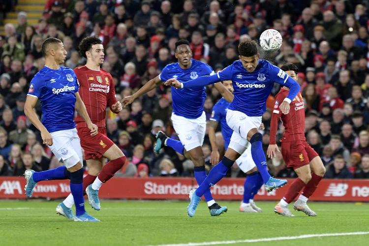 详解棒球规则中的“观众干预”场内飞球判罚